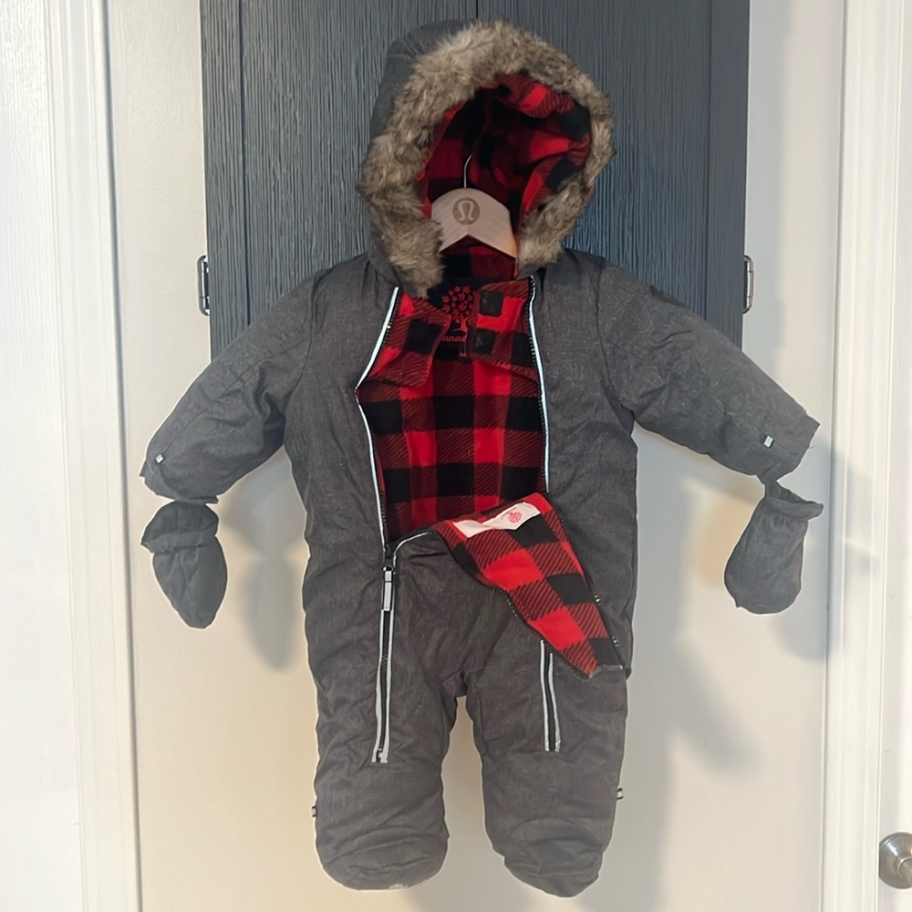BOYS/GIRLS CANADIANA SNOWSUIT (3-6 MOS)
